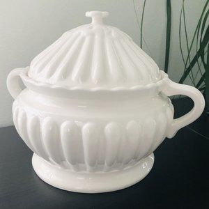 Soup tureen holds 8 quarts. Perfect for Thanksgiving or Christmas dinners.